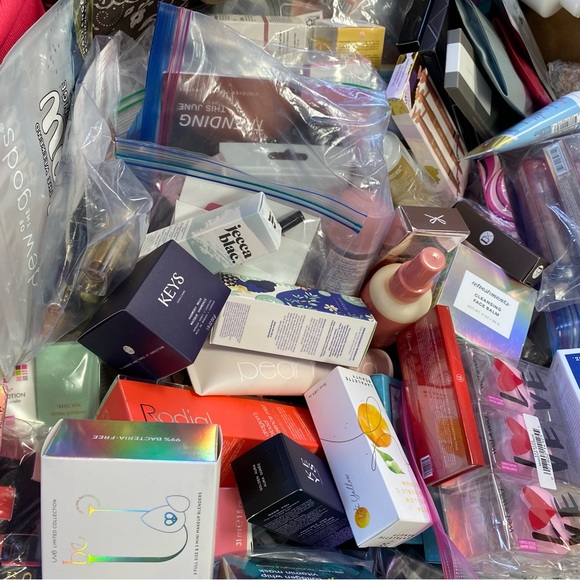 MYSTERY BOX ❤️CURATED❤️Beauty SKINCARE MAKEUP HAIRCARE BATH SPA $277-$299 MSRV - Picture 14 of 16